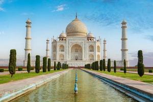 taj mahal vooraanzicht weerspiegeld op de reflectiepool foto