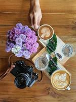 bovenaanzicht van een mok koffie met bonen op houten achtergrond. foto