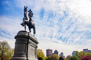 George Washington standbeeld in het openbare park van Boston in de zomer. Boston, Massachusetts, Verenigde Staten. foto
