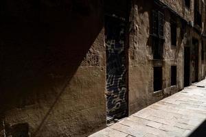 licht in de oude stad van Barcelona foto