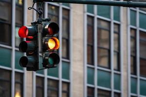 verkeerslicht met rood licht boven manhatanstraat onder vele wolkenkrabbers foto