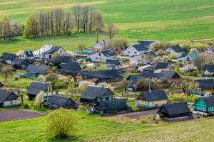 panoramisch antenne visie van privaat ontwikkeling met land huizen of eco dorp foto