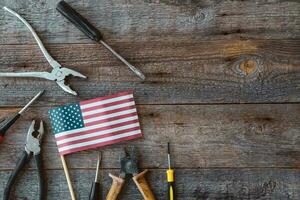 veel Amerikaans vlaggen en pailletten Aan een houten achtergrond, vlak leggen. een vakantie in Amerika. 4e van juli, gelukkig onafhankelijkheid dag van de Verenigde staten. gelukkig arbeid dag. foto