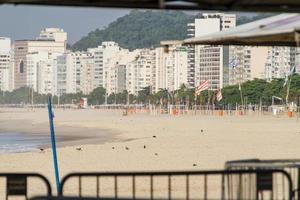 Copacabana-strand leeg tijdens de tweede golf van coronavirus in Rio de Janeiro. foto