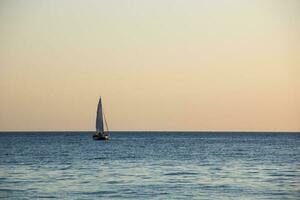 zeiljacht in de zee bij zonsondergang. zwarte Zee. foto