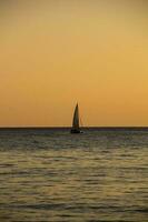 zeiljacht in de zee bij zonsondergang. zwarte Zee. foto