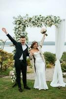 bruiloft ceremonie van de pasgetrouwden in een land huisje foto