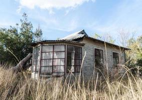 oud verlaten dorpshuis in Oekraïne foto