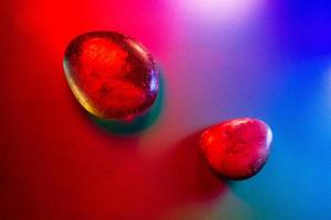 twee minerale edelstenen kleurrijk verlicht met abstracte details foto