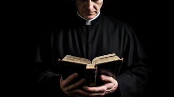 priester met oud Bijbel Aan zwart achtergrond, illustratie ai generatief foto