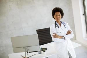 dokter leunend tegen een bureau foto