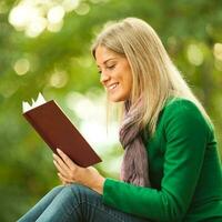 een vrouw lezing een boek foto
