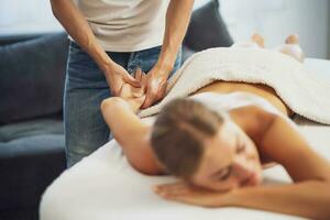 vrouw genieten van een hand- massage foto
