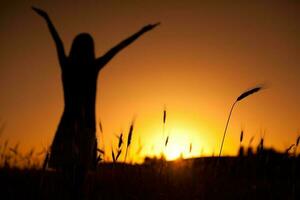 silhouet van een vrouw Bij zonsondergang foto