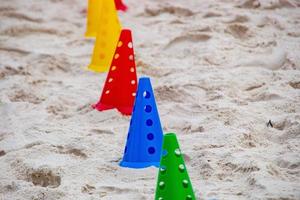 kleurrijke pictogrammen die worden gebruikt om functionele oefeningen op het strand te oefenen