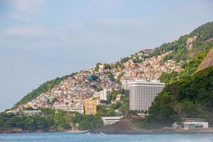 Vidigal heuvel gezien vanaf het strand van Leblon in Rio de Janeiro, Brazilië foto