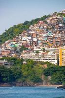 Vidigal heuvel gezien vanaf het strand van Leblon in Rio de Janeiro, Brazilië foto