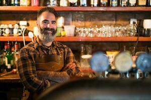 portret van een Mens wie werken net zo een barman foto