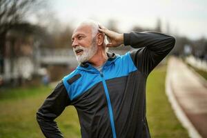 een senior Mens aan het doen fysiek opdrachten foto