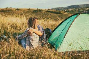 paar camping samen foto