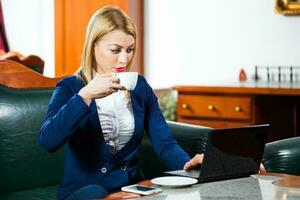 een zakenvrouw Bij een koffie winkel foto