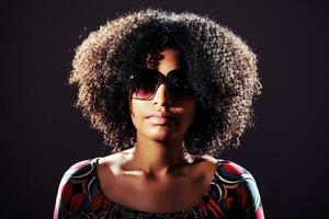 portret van een Afrikaanse Amerikaans vrouw met zonnebril foto