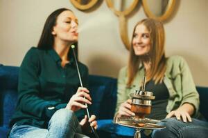 vrienden uitgeven tijd samen en roken hookah foto