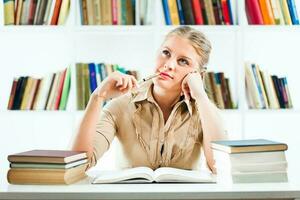 een vrouw Bij de bibliotheek foto