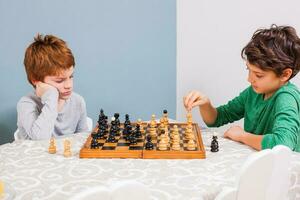 kinderen spelen schaak foto