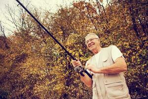 een senior Mens wandelen foto