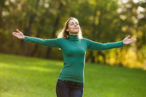 een gelukkig vrouw in de park foto