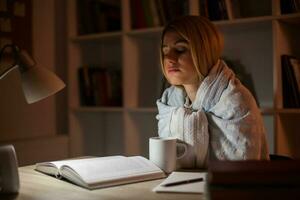 moe college meisje aan het studeren laat nacht Bij huis foto