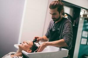 een vrouw Bij een haar- salon foto