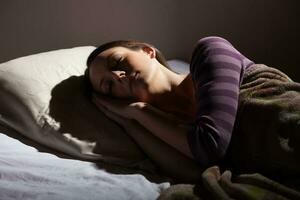 een jong vrouw resting in de bed foto