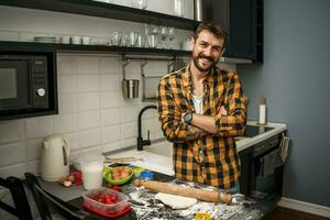 een Mens bakken koekjes in de keuken foto