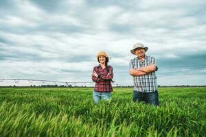 boeren onderzoeken de Bijsnijden. foto