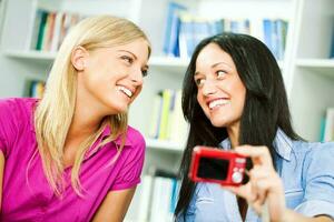 Dames Bij de bibliotheek foto