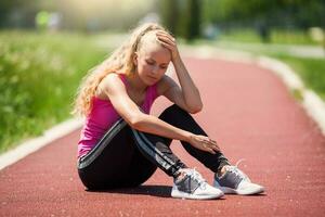 een vrouw resting Aan de bijhouden foto