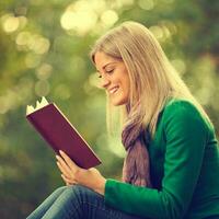 een vrouw lezing een boek foto