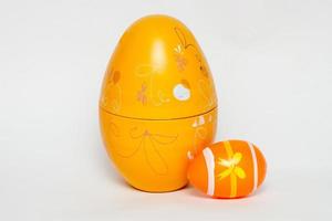gele en oranje plastic eieren, gebruikt voor paasdecoratie