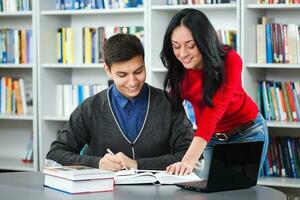 studenten in de bibliotheek foto