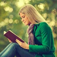 een vrouw lezing een boek foto