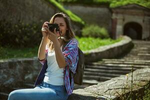 jong toerist vrouw zittend door de trap nemen foto's foto