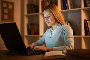 moe college meisje aan het studeren laat nacht Bij huis foto