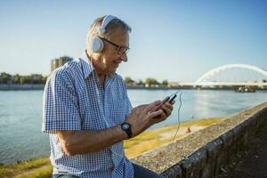 senior man muziek beluisteren foto