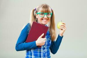 portret van een vrouw met groen bril en boek foto