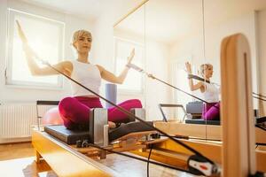 een vrouw aan het doen pilates binnenshuis foto