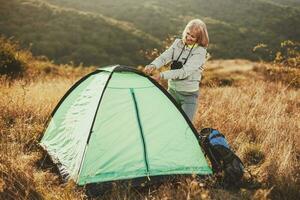 een senior vrouw camping foto