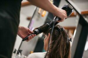 een vrouw Bij een haar- salon foto