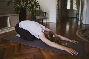 jong vrouw beoefenen pilates en yoga opdrachten Bij huis foto